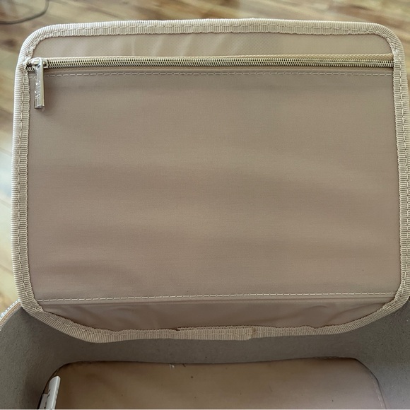 BEIS MAKEUP CASE BARELY USED - Picture 7 of 10